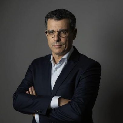 Marques Mendes retratado em momentos políticos no livro de Luís Rosa