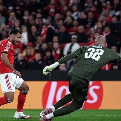 Pavlidis volta ao onze do Benfica para jogo em casa contra o Moreirense