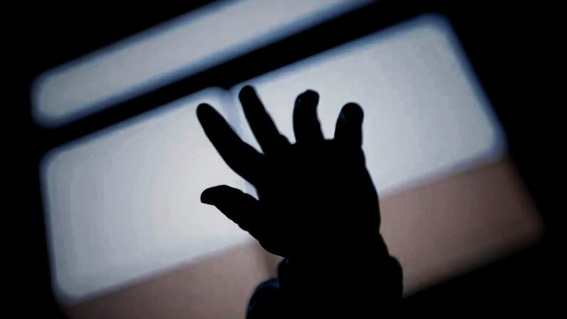 O corpo do menino foi transportado para o Instituto de Medicina Legal, onde será submetido a autópsia para identificar as causas da morte Foto: Orlando Almeida/Arquivo