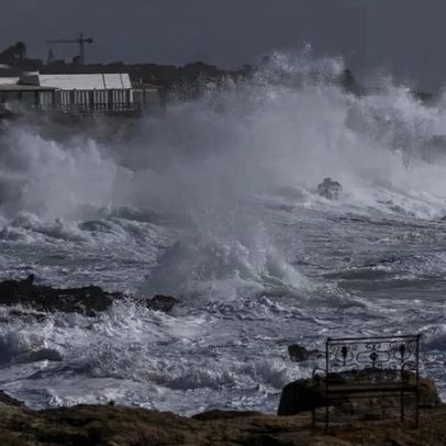 Ondas podem atingir dez metros; seis distritos sob aviso laranja