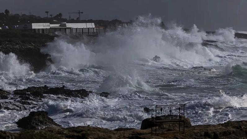 As ondas podem atingir 10 metros de altura máxima. Foto: JOSÉ SENA GOULÃO/LUSA