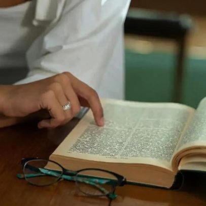 Sacar foi a palavra mais pesquisada no dicionário Priberam em 2025