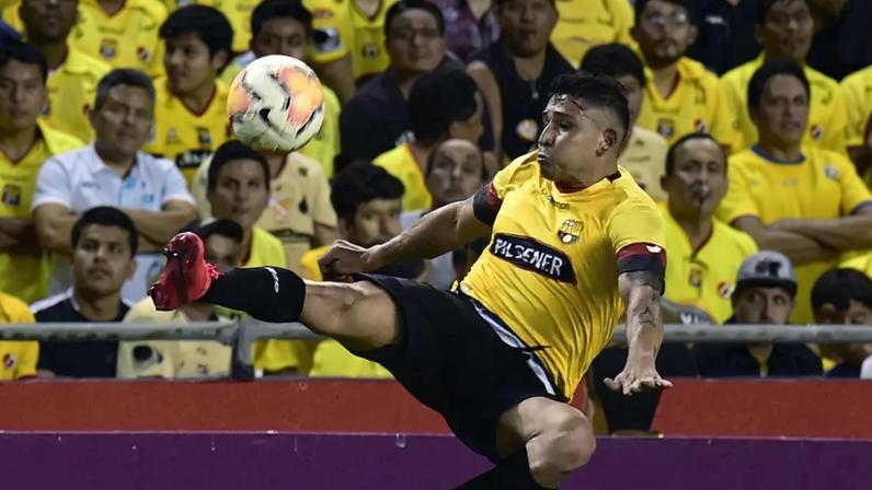 Jogador internacional pelo Equador e mulher mortos a tiro