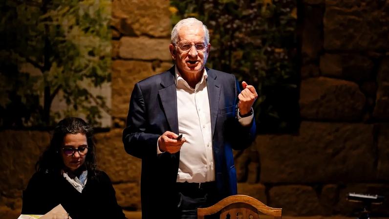 Crónica de André Rosa analisa a época de desembrulhar clichês