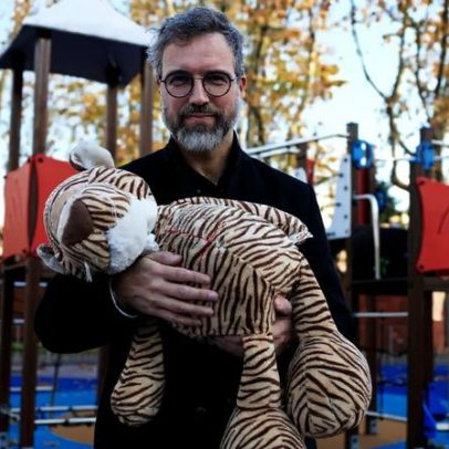O tigre de peluche de Pedro Chagas Freitas ganha destaque