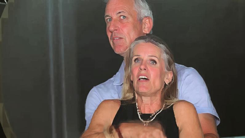 Kristin Cabot demitiu-se após ser apanhada em clima de cumplicidade com CEO da empresa onde era DRH, apesar de serem casados com outras pessoas