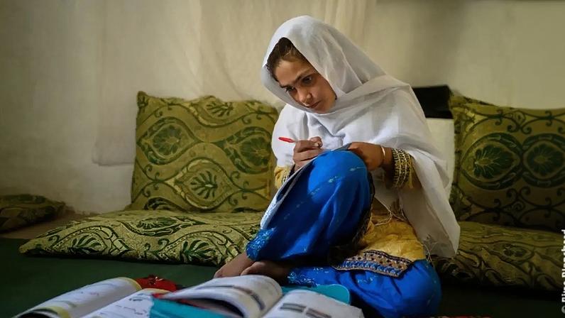 UNICEF escolhe foto de menina afegã concentrada nos estudos