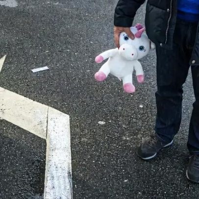Vigilante detido por alegado abuso de menor num autocarro escolar