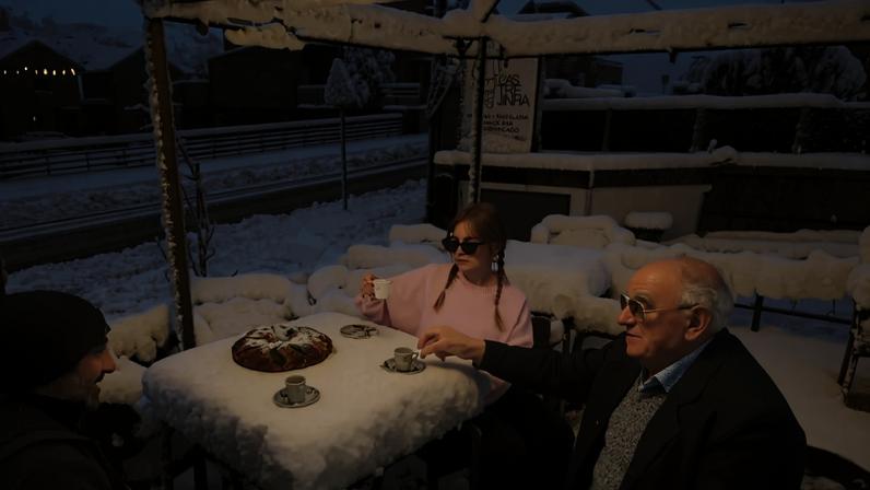 Café e bolo-rei numa esplanada, neste domingo, em Castro Laboreiro