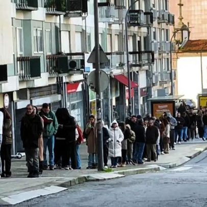 Dezenas formam fila para comprar bolo-rei na Petúlia