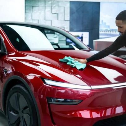 EUA investigam dificuldade em desbloquear portas de Teslas após acidentes