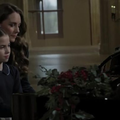 Kate Middleton e Charlotte tocam piano juntas em evento natalício