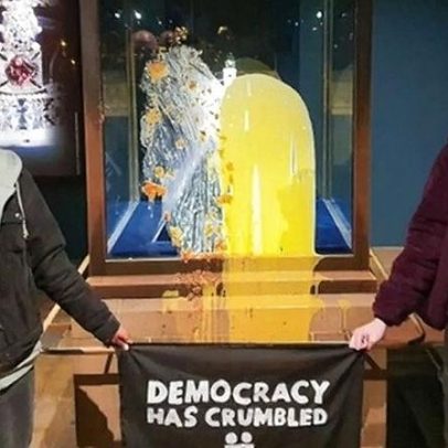 Quatro detidos por atirar comida contra vitrina das Joias da Coroa na Torre de Londres