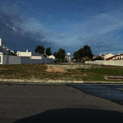 Viana do Alentejo retira debulhadora de rotunda em Aguiar para avançar obra