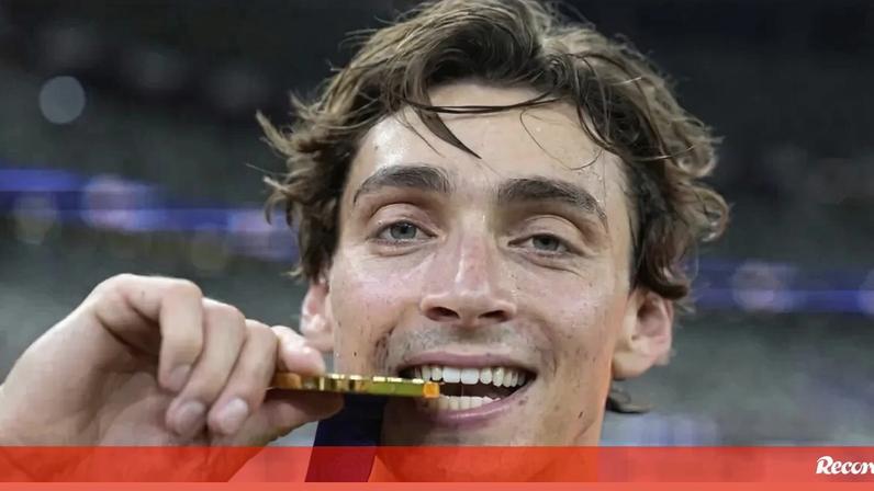 Armand Duplantis bate record do mundo do salto com vara pela 14.ª vez