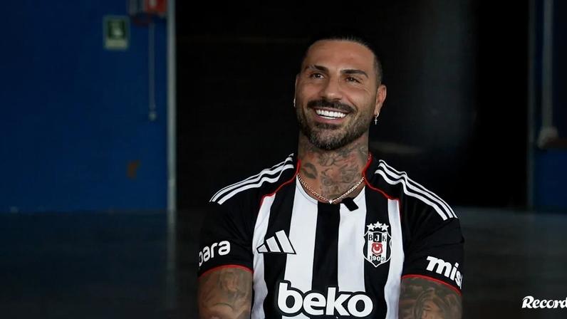 Antigo craque passou das quatro linhas para o mundo do futebol virtual, mas mantém a irreverência de sempre