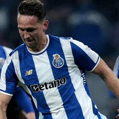 Luuk de Jong sofre nova lesão no joelho esquerdo