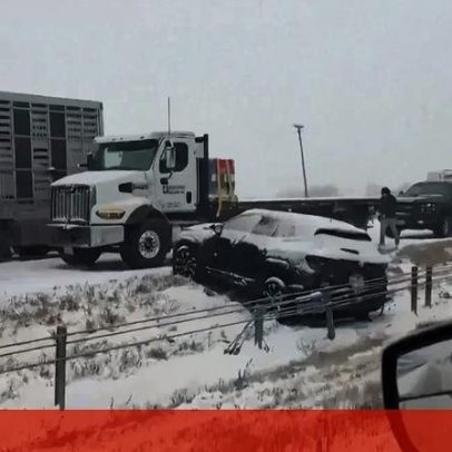 Forte nevão causa caos numa autoestrada no Missouri