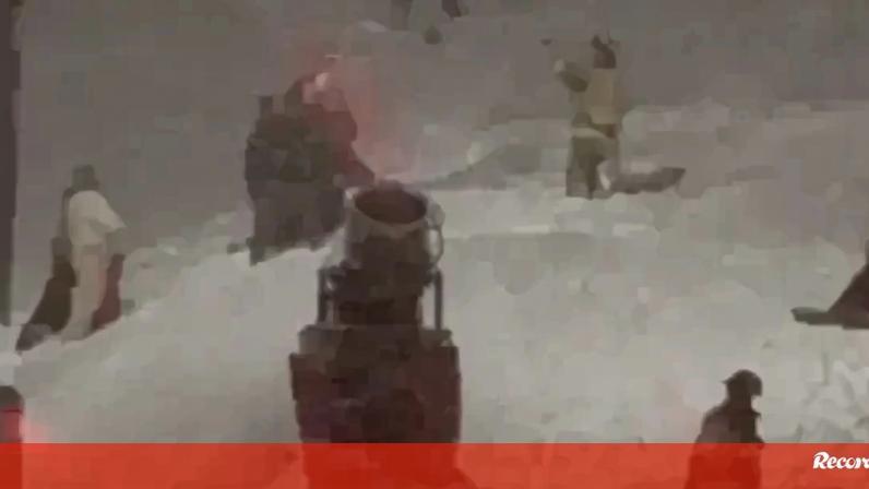 Falha de energia deixa esquiadores presos em teleférico nos EUA