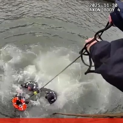 Polícias salvam homem que se afogava no rio em Nova Iorque