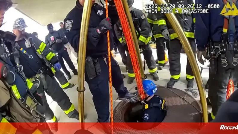 Agentes da polícia de Nova Iorque salvam trabalhador da construção civil