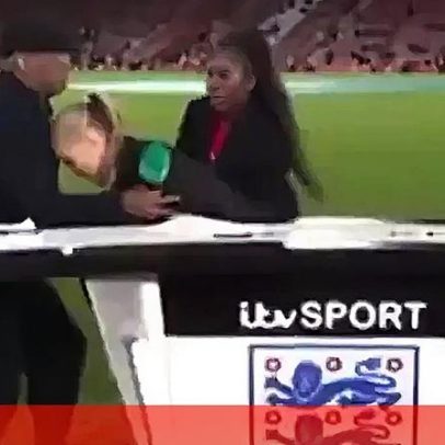 Laura Woods desmaia em directo e é amparada por Ian Wright