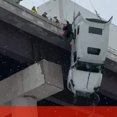 Imagens mostram resgate de motorista com camião suspenso em ponte