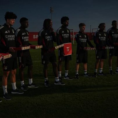 Campeões do Mundo são recebidos pelo plantel principal do Benfica e Rui Costa
