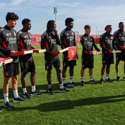 Benfica sub-17 Mundial recebe guarda de honra e elogios de Rui Costa