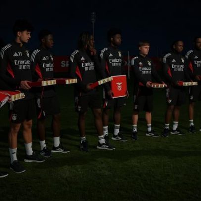 Campeões do Mundo são recebidos pelo plantel principal do Benfica e Rui Costa