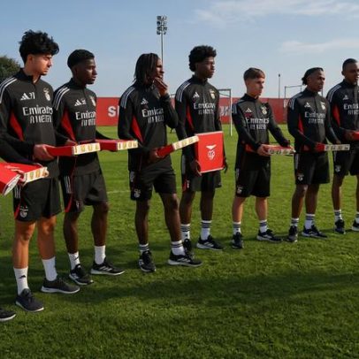 Campeões do Mundo são recebidos pelo plantel principal do Benfica e Rui Costa