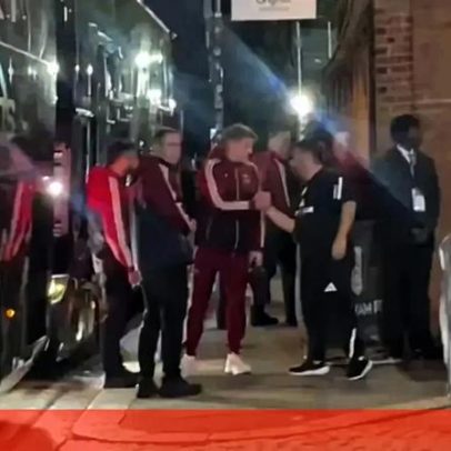 Adeptos pedem e Gyökeres assina camisolas do Sporting em Craven Cottage