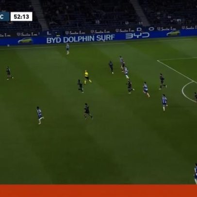 Erro de Varela e Samu facilita a reviravolta do Vitória contra o FC Porto