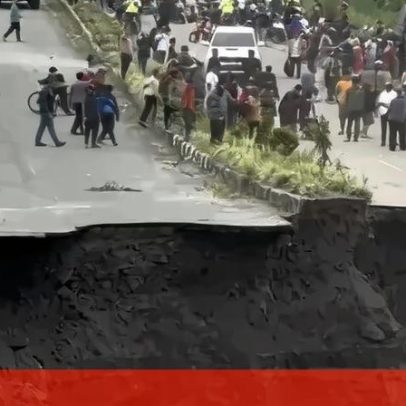 Estrada desaba na Indonésia e abre enorme cratera