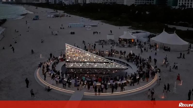 Erguida numa praia de Miami, nos EUA, foi projetada pela artista britânica Es Devlin