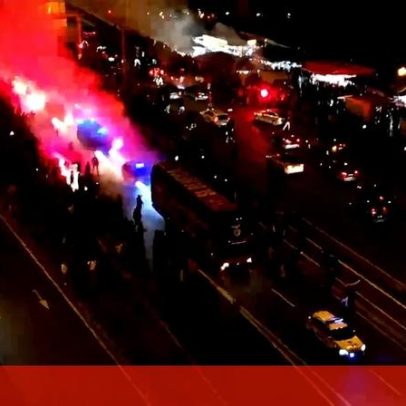 Aglomeração na chegada do Benfica ao Estádio da Luz para dérbi com o Sporting