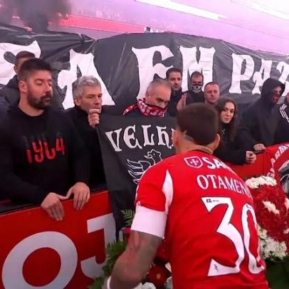 Jogadores do Benfica homenageiam antigo líder dos Diabos Vermelhos