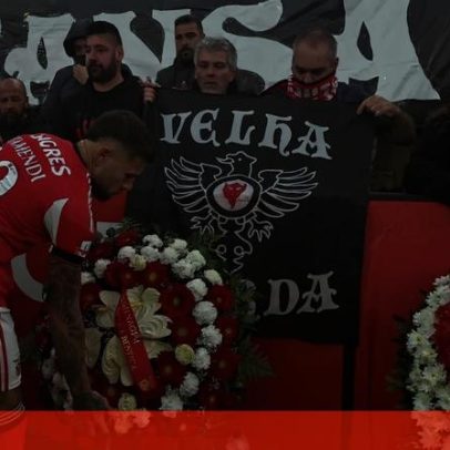 Jogadores do Benfica homenageiam antigo líder dos Diabos Vermelhos