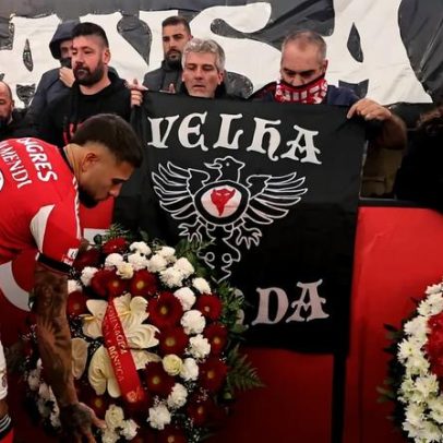Jogadores do Benfica homenageiam antigo líder dos Diabos Vermelhos