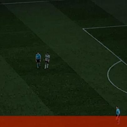 António Nobre apita ao intervalo e vê Luís Suárez após lance com Otamendi