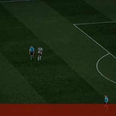 Árbitro António Nobre interrompe jogo para ver Suárez após lance com Otamendi