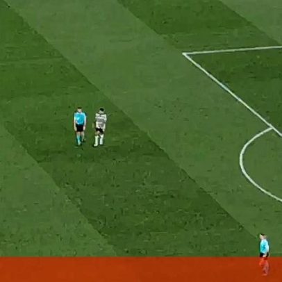 António Nobre apita ao intervalo e verifica Suárez após lance com Otamendi