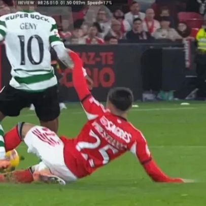Árbitro consulta imagens e expulsa Prestianni no Benfica-Sporting