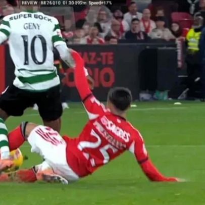 Árbitro consulta imagens e mostra vermelho direto a Prestianni em Benfica-Sporting