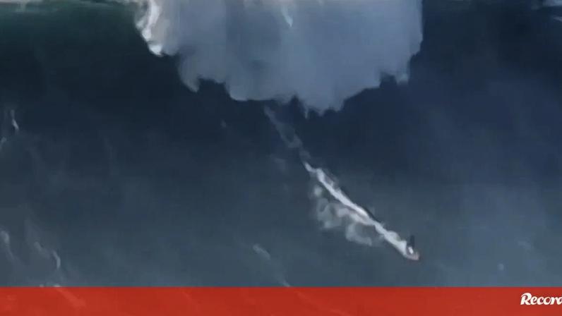 Carlos Burle esteve largos segundos debaixo de água e precisou de ser resgatado
