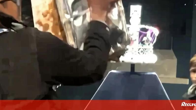 Manifestantes vandalizam vitrine com joias da coroa na Torre de Londres