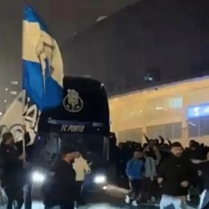 Super Dragões animam estágio do FC Porto antes do jogo com o Tondela