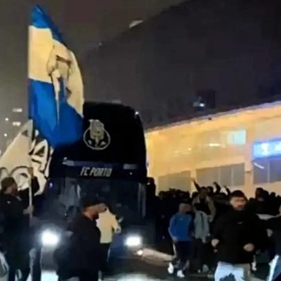 A euforia dos Super Dragões no estágio do FC Porto para o jogo com o Tondela