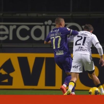 Famalicão pediu penálti contra o Sp. Braga; árbitro não assinalou nem o VAR viu