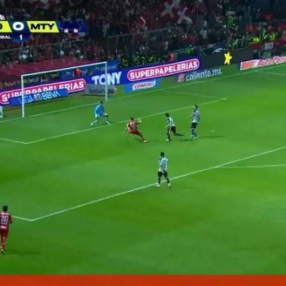 Paulinho marca no México com remate de trivela